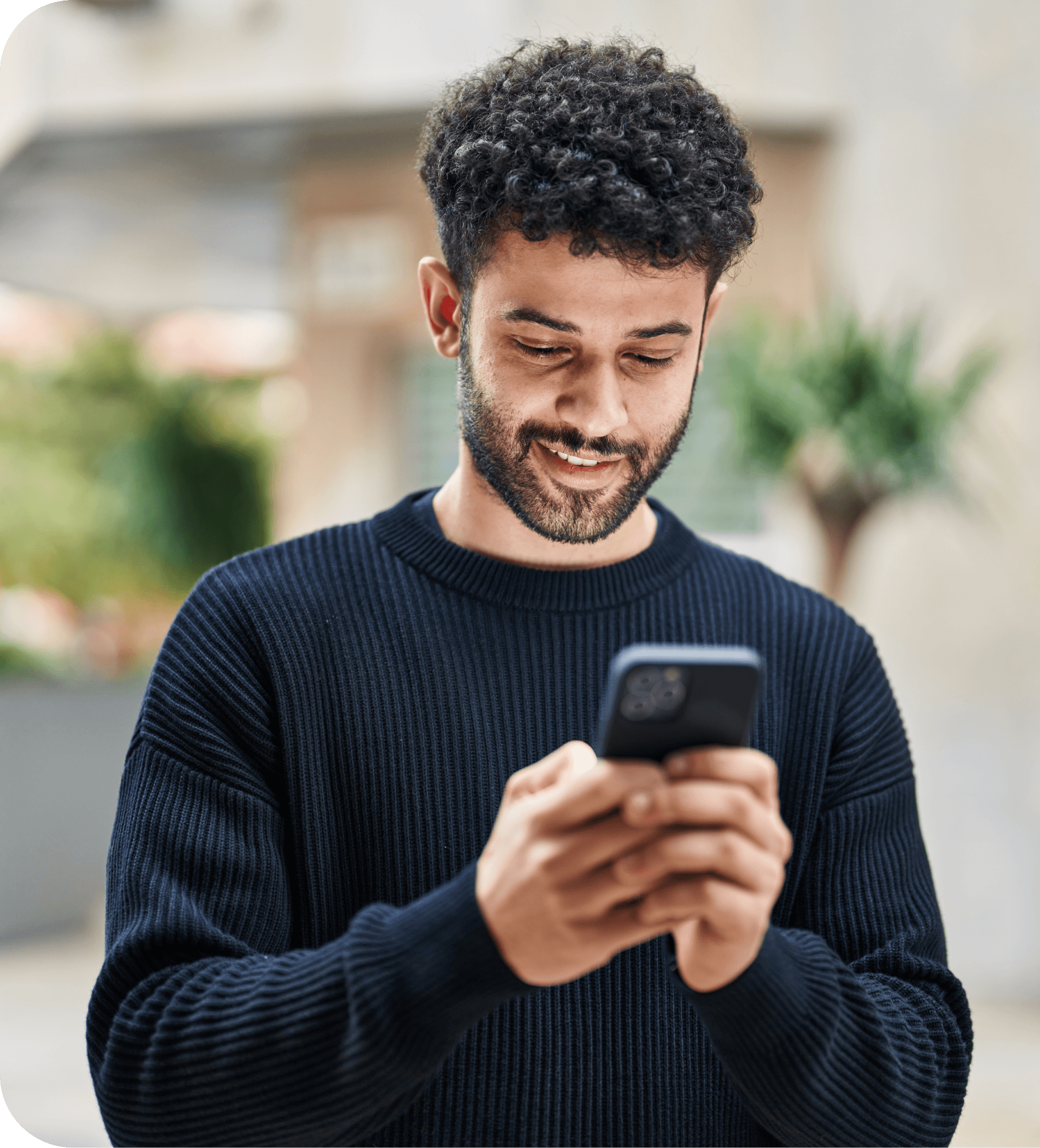 imagen de una persona viendo el celular con la aplicacion de Nelo