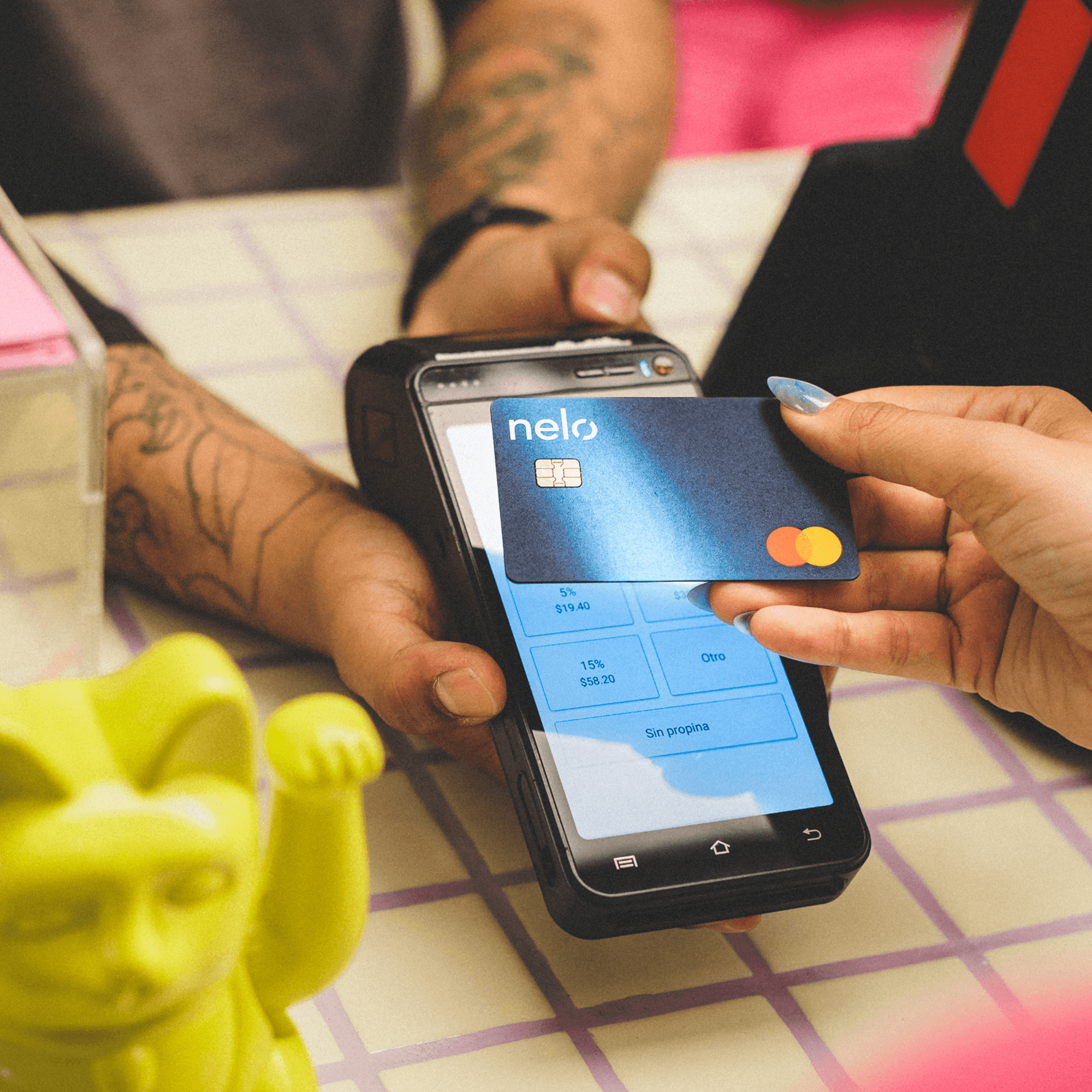 Pago con tarjeta Nelo en la terminal de una tienda física